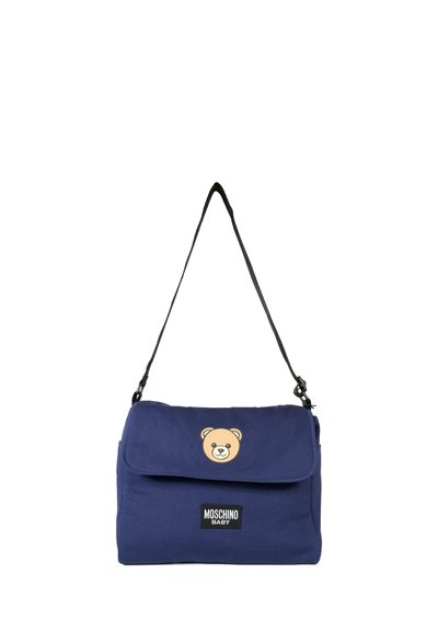 Borsa in tela blu navy con chiusura a pattina, caratterizzata da una grafica di un orso sulla parte anteriore e una tracolla nera regolabile, etichettata "Moschino Baby".