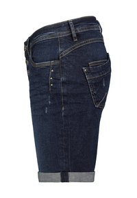 Denim shorts in donkerblauw, met een omgeslagen zoom en decoratieve metalen studs op de zak. Voorzien van een vijfzakkenontwerp en een klassieke knoopsluiting.