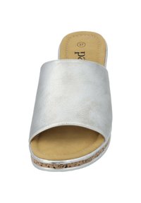 Zilveren slide sandaal met een brede bovenstrap, open teenontwerp en een kurk-textuurzool. Zachte binnenvoering in beige. Maat 37.