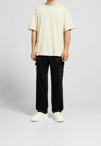 Bershka Tygbyxor - black