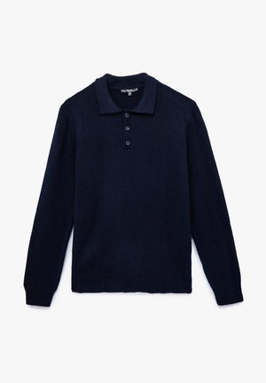 Jersey azul marino de manga larga, con cuello tipo polo, cuatro botones y ribete acanalado. El material es suave y texturizado, adecuado para superponer.