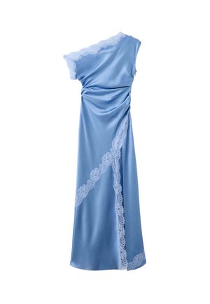 Vestido de satén azul claro con un solo hombro, con ribete de encaje blanco a lo largo del escote, en la parte frontal diagonal y en el dobladillo, con tela recogida en la cintura.