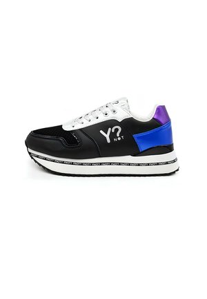 Sneaker bianco e nero con accenti blu e viola, sezioni in rete testurizzata e design grafico "Y?". Suola spessa bianca e nera.