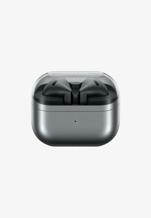 Schwarze kabellose Ohrhörer in einem quadratischen Ladeetui mit klarem Deckel; verfügt über eine kreisförmige Statusanzeige an der Vorderseite.