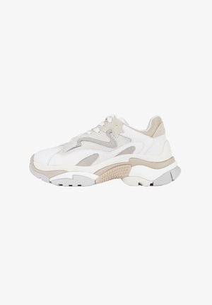 Sneaker chunky bianco e beige con pannelli in mesh e pelle, suola spessa e testurizzata, chiusura con lacci, vista laterale su sfondo bianco.