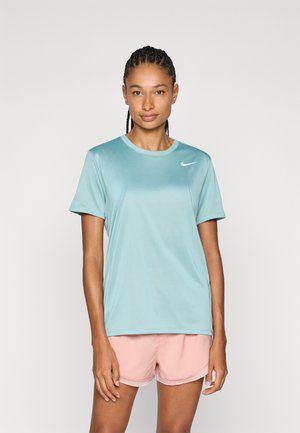 T-shirt de sport bleu clair en tissu lisse et respirant, à manches courtes et col rond, avec un petit logo blanc sur la poitrine.