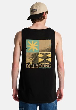 Czarny top na ramiączkach z wielokolorowym wzorem graficznym na plecach, przedstawiający geometryczne kształty oraz napis „BILLABONG” w różnych czcionkach.