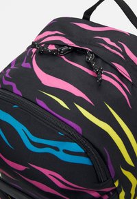 Burton TREBLE YELL UNISEX - Dnevni ruksak - black/yellow/pink