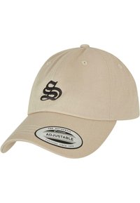 Căciulă de baseball bej cu curea ajustabilă, av�ând un logo brodat negru. Fabricată dintr-un material texturat cu șase orificii de ventilație.