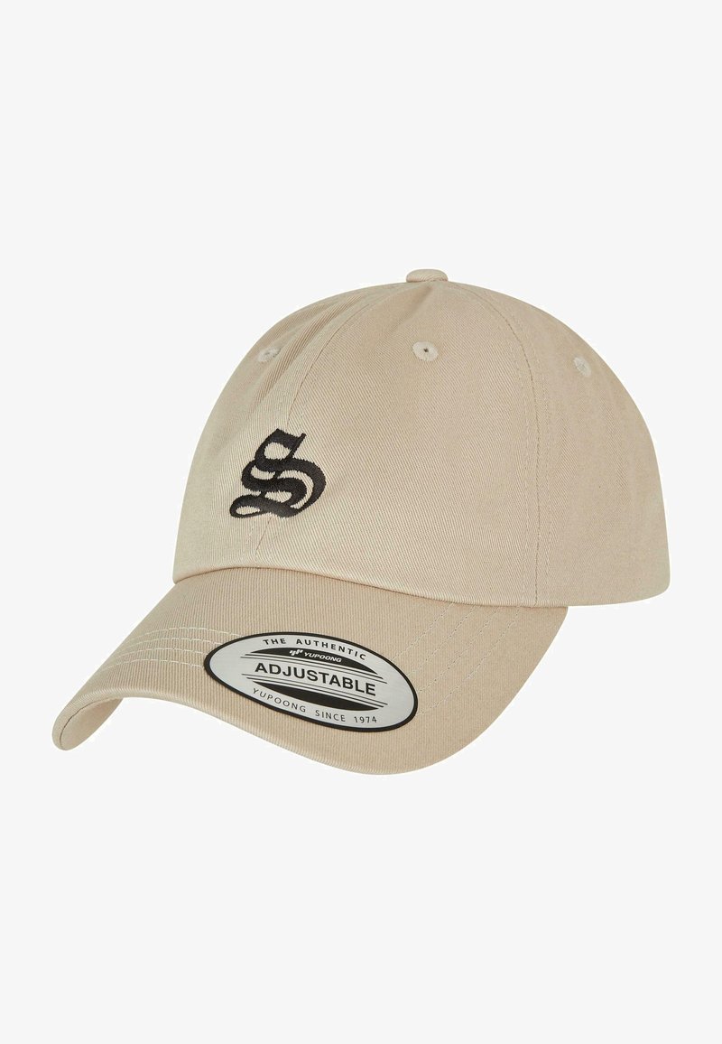 Beige színű baseball sapka állítható pánttal, fekete hímzett logóval. Texturált anyagból készült, hat szellőzőlyukkal.