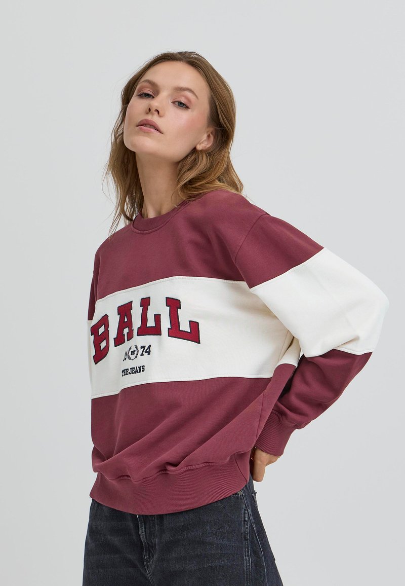 Felpa color block bordeaux e bianca con lettering "BALL" e logo. Presenta un collo rotondo e maniche lunghe, realizzata in tessuto morbido.