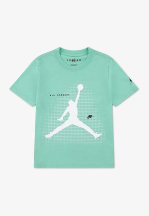 Lt. grøn T-shirt med korte ærmer med hvid Air Jordan-silhuet, sort Nike-logo og teksten "Air Jordan" på forsiden.