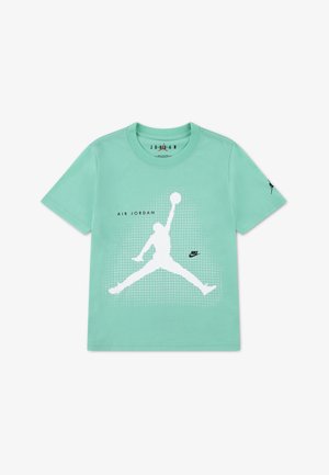 Mentazöld rövid ujjú póló fehér Air Jordan sziluettel, fekete Nike logóval és "Air Jordan" felirattal az elején.
