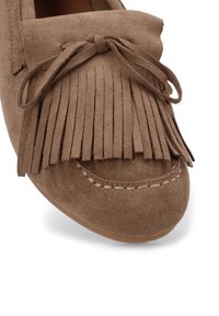 Mocasines de ante marrón con detalle de flecos y lazo en la parte delantera, con puntera redondeada y costuras decorativas a lo largo de los lados.