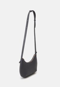 Borsa a tracolla in pelle nera con forma curva, dettagli in cerniera argentata e tracolla regolabile. Texture liscia con hardware minimale.