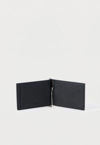 Čierna kožená peňaženka s dvojitou sklápacou konštrukciou, obsahujúca priehradky na karty a kovovú klip, hladká textúra so šitými okrajmi. Vnútorná časť s vyrazeným logom značky.
