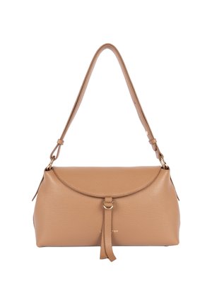 Sac à épaule en cuir tan avec fermoir à rabat, bandoulière ajustable et un détail de glands en cuir suspendu à l'avant.