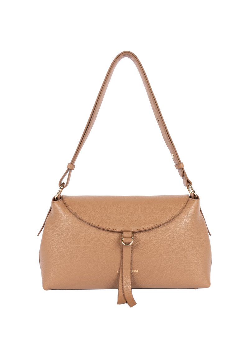 Hellbraune Leder-Umhängetasche mit einer Klappenverschluss, verstellbarem Tragegurt und einem hängenden Lederquaste-Detail vorne.