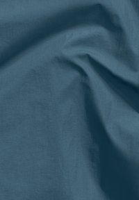 Tessuto texture in blu intenso, con una superficie morbida e leggermente stropicciata con una finitura opaca. Nessun motivo visibile o dettagli hardware.