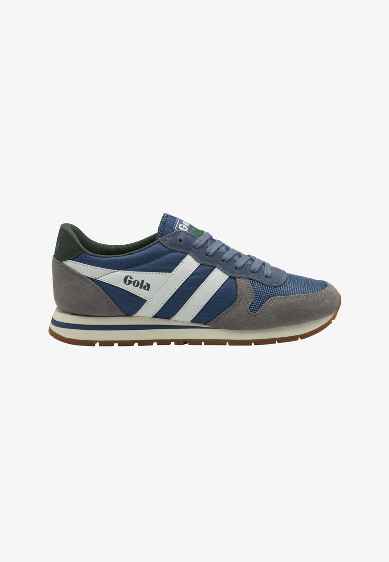 Zapatilla azul y gris con materiales de ante y malla, presenta rayas blancas, suela acolchada y acentos verdes en la parte trasera.