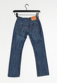 Modré džínové kalhoty se střihem rovného nohavice, designem s pěti kapsami a viditelnými švy. Kožená značka na pásku.