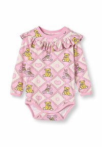 Langärmliger rosa Einteiler mit Teddybär- und Hasenmotiv, Rüschenausschnitt und Druckknopfverschlüssen. Hergestellt aus weichem Stoff mit strukturiertem Muster.