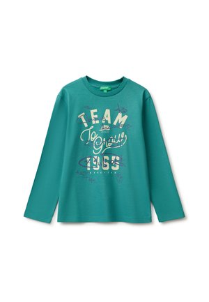 T-shirt manches longues bleu sarcelle avec col rond, avec un grand texte "TEAM to grow 1965" et des motifs griffonnés décoratifs sur le devant.
