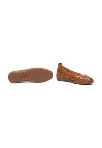 Bailarinas marrones perforadas con un material suave y flexible, puntera redondeada y suela de goma texturizada. Diseño ligero para mayor comodidad y transpirabilidad.