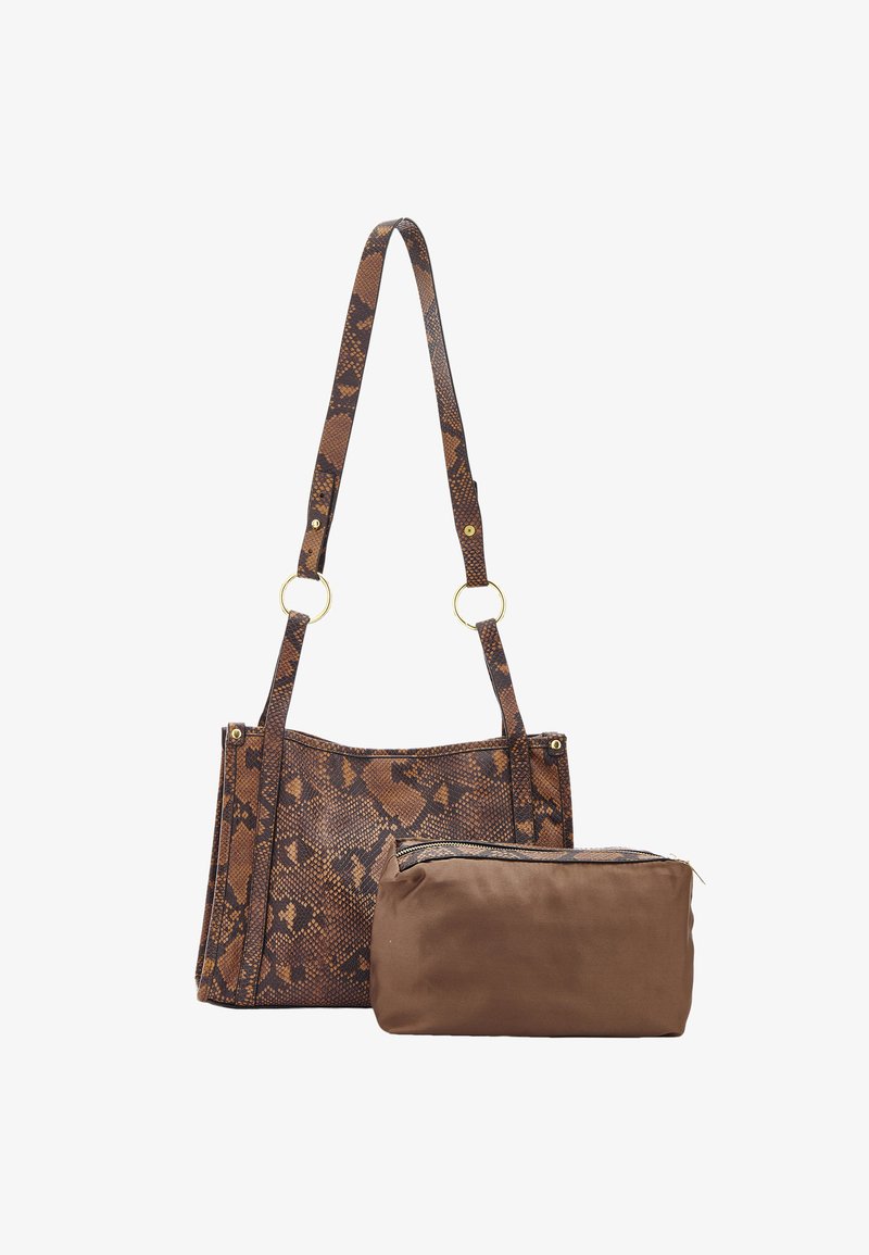 Brun taskefra med slangeskindsdesign og en struktureret overflade, der har en aftagelig brun stofpung. Guld hardware detaljer og justerbar rem.