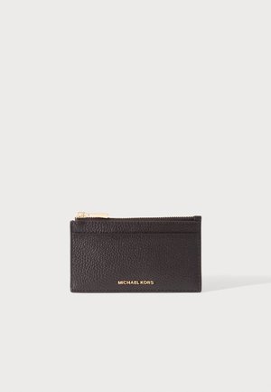 Juodas tekstūruotas odinis kortelių laikiklis su auksiniu užtrauktuku viršuje ir aukso spalvos "Michael Kors" logotipu priekyje ant balto fono.