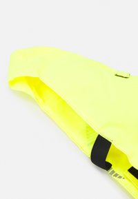 Giubbotto di salvataggio giallo brillante realizzato in materiale sintetico liscio. Dotato di una fibbia e di cinture nere per una vestibilità sicura. Design leggero e aerodinamico.