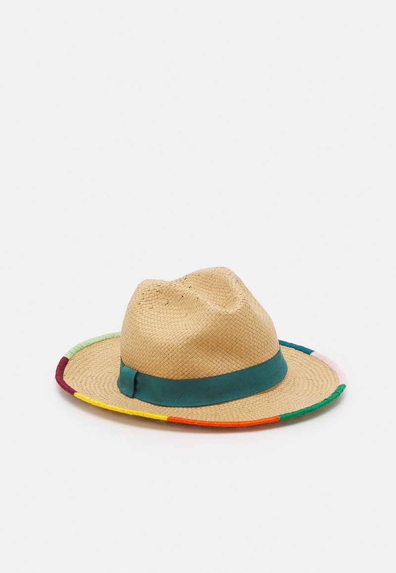 Chapeau fedora en paille avec bande bleu sarcelle et coutures multicolores autour du large bord sur fond blanc.