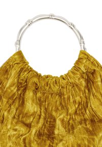 Musztardowozłoty welurowy torebka na ramię z okrągłym uchwytem w stylu bambusa w kolorze srebrnym, z marszczonym wykończeniem u góry.