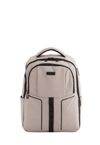 Mochila beige fabricada en tela, con acentos negros, un asa en la parte superior, múltiples compartimentos con cremalleras y bolsillos laterales para almacenamiento.