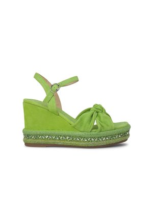 Sandalo wedge in suede verde con dettaglio anteriore annodato, cinturino alla caviglia regolabile e trim decorativo in perline testurizzate sulla suola.