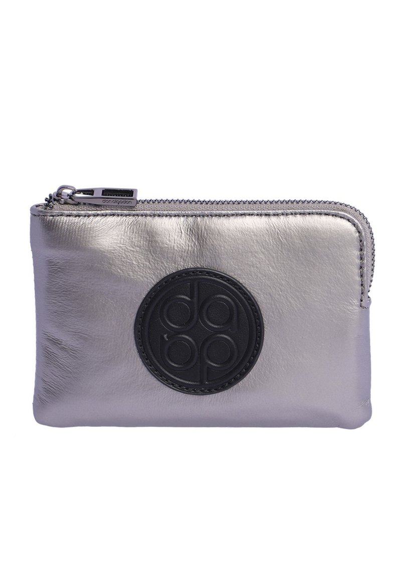 Cartera de cuero metálico plateado con un logo circular negro, cierre de cremallera y textura suave. Forma rectangular compacta con detalles de costura.