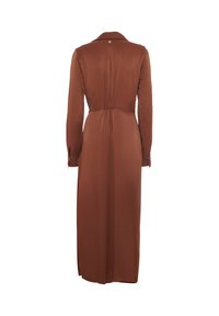 Robe marron à manches longues avec un col, détail de taille froncée et poignets boutonnés, vue de dos sur un fond blanc.