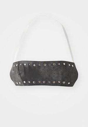 Bandeau en simili cuir noir avec des clous en métal argenté le long du bord avant ; dotée de bretelles blanches ajustables. Texture lisse, forme structurée.