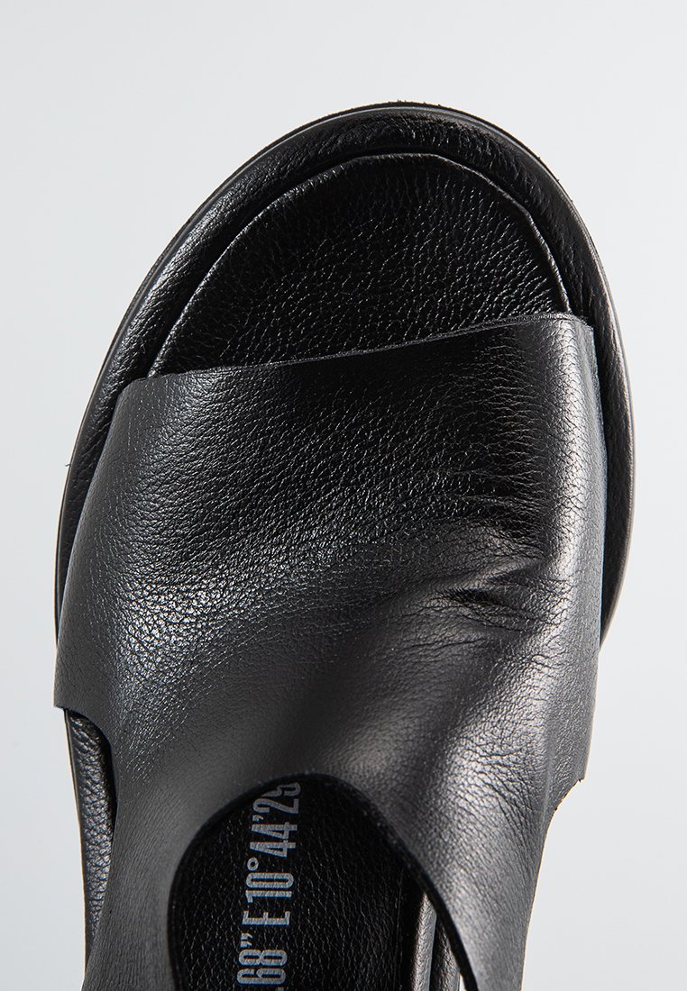 Czarne skórzane klapki z odkrytymi palcami, z szerokim paskiem i wyściełaną podeszwą, widoczne oznaczenia rozmiaru wewnątrz.