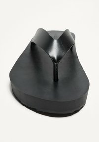 Sabot negru cu un superior sintetic lucios și elegant, având o curea în formă de Y și o talpă groasă, texturată pentru confort.