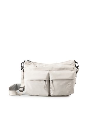 Borsa a tracolla beige con tracolla regolabile, due tasche frontali con cerniera e sottili iniziali del marchio in rilievo sulla tasca inferiore destra.