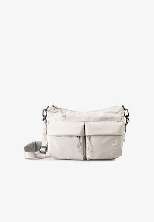 Beige Umhängetasche mit verstellbarem Riemen, zwei vorderen Reißverschlusstaschen und dezent geprägten Markeninitialen auf der unteren rechten Tasche.