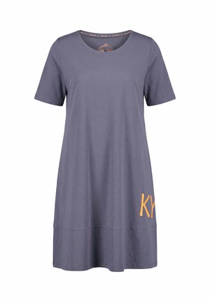 Korte mouwen, loszittende grijze jurk tot op de knie met ronde halslijn en gedeeltelijke oranje tekst "KY" nabij de zoom aan de rechterkant.