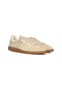 Beige Wildlederschuhe mit strukturierten cremefarbenen Akzenten, runder Zehenpartie, flachen Schnürsenkeln und einer Sohle aus Gummi. Flausche Details am Kragen im Fersenbereich.