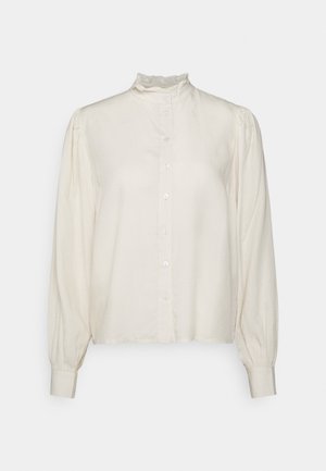 Langærmet cremefarvet bluse i let materiale. Har en rynket krave, knaplukning foran og indsamlede ærmer.