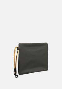 Pochette rettangolare grigia scura con un braccialetto intrecciato giallo e nero attaccato a un angolo su uno sfondo bianco.