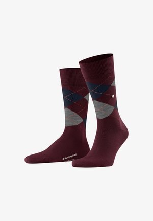 Bordeaux katoenen sokken met een argylepatroon, featuring grijze en marineblauwe diamanten, en contrasterende oranje stiksels aan de zijkanten.
