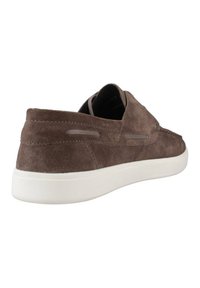 Brauner Wildleder-Slipper mit einer weißen Gummisohle, runder Form und tonalem Stitching. Minimalistisches Design ohne sichtbare Schnürsenkel.