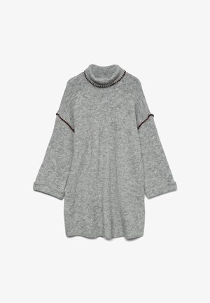 Robe-sweater en tricot gris avec un col montant, des manches larges et un décor contrastant en bordeaux le long de l'encolure et des bords des manches.