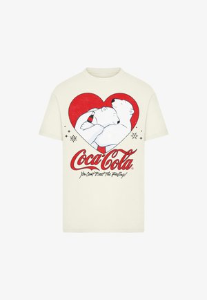 Cremefarbendes Baumwoll-T-Shirt mit zwei Eisbären in einem roten Herzen, die eine Coca-Cola-Flasche halten, mit einem Logo und Slogan darunter.